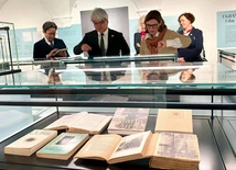Główną cześć ekspozycji, która potrwa do 31 sierpnia, stanowią wydania biografii w różnych językach na przestrzeni 88 lat.