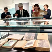 Główną cześć ekspozycji, która potrwa do 31 sierpnia, stanowią wydania biografii w różnych językach na przestrzeni 88 lat.