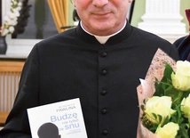 Ks. Krzysztof Pawlina przyznał, że nie rozdziela powołania kapłana i artysty, a pisanie wierszy oraz felietonów jest dla niego radością.