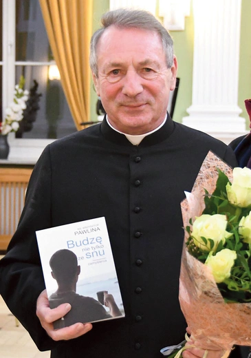 Ks. Krzysztof Pawlina przyznał, że nie rozdziela powołania kapłana i artysty, a pisanie wierszy oraz felietonów jest dla niego radością.