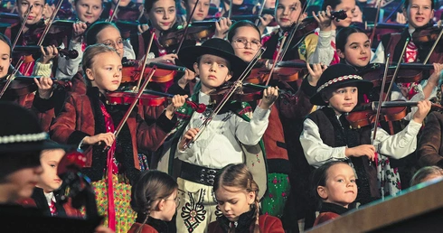 	Mała Armia Janosika liczy około 300 członków i jest największym góralskim zespołem w Polsce.