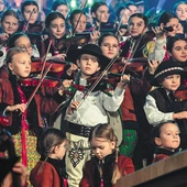 	Mała Armia Janosika liczy około 300 członków i jest największym góralskim zespołem w Polsce.