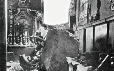 	Kaplica Mariacka (Batorego) w katedrze wawelskiej po 17 stycznia 1945 roku. Bomba, która spadła na dziedziniec Batorego, uszkodziła zarówno katedrę, jak i zamek królewski.