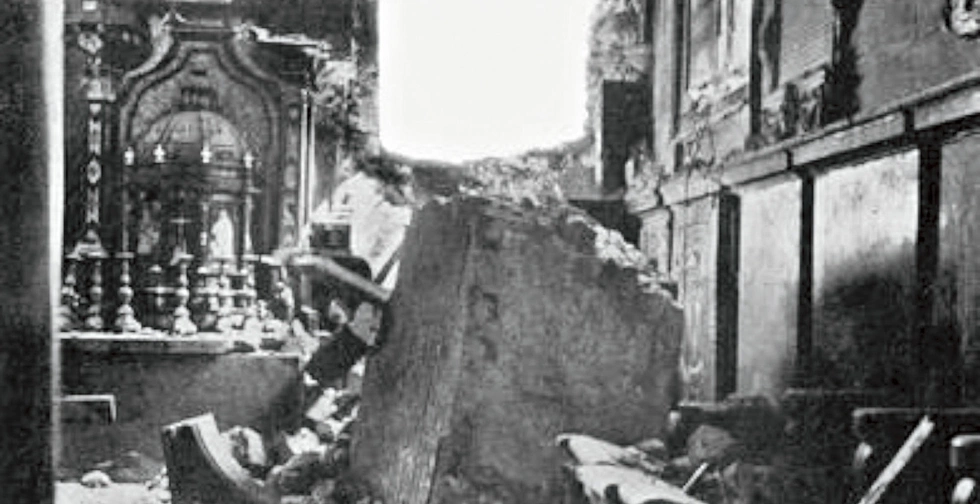 	Kaplica Mariacka (Batorego) w katedrze wawelskiej po 17 stycznia 1945 roku. Bomba, która spadła na dziedziniec Batorego, uszkodziła zarówno katedrę, jak i zamek królewski.