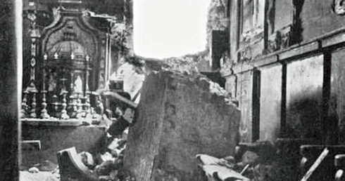	Kaplica Mariacka (Batorego) w katedrze wawelskiej po 17 stycznia 1945 roku. Bomba, która spadła na dziedziniec Batorego, uszkodziła zarówno katedrę, jak i zamek królewski.