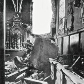 	Kaplica Mariacka (Batorego) w katedrze wawelskiej po 17 stycznia 1945 roku. Bomba, która spadła na dziedziniec Batorego, uszkodziła zarówno katedrę, jak i zamek królewski.