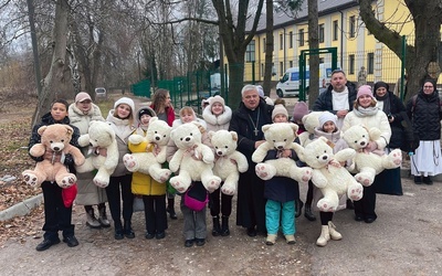 „Jazda z Watykanu do granicy zajęła mi 25 godzin”. Kard. Krajewski przekazał Ukraińcom szpital od papieża