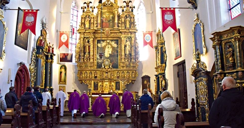 Świątynia Wniebowzięcia NMP w Żukowie to nie tylko miejsce kultu, ale również skarbiec, który zachwyca bogactwem artystycznym i historycznym.