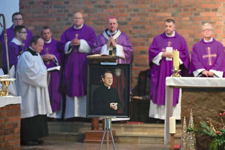 Nagła śmierć kapłana zasmuciła straszynian, ale jego dzieła zostaną z nimi na zawsze.