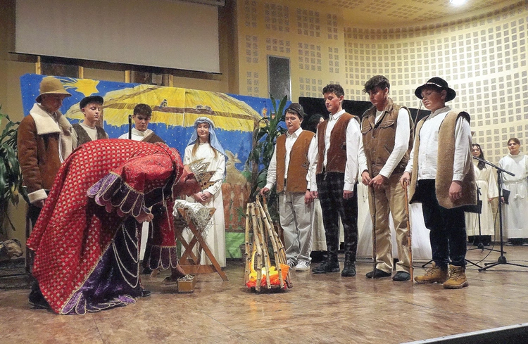 Jasełka w wykonaniu młodzieży z parafii w Ostropie.