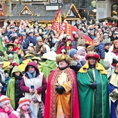 Na wrocławskim rynku wydarzenie zwieńczyły pokłon i wspólne kolędowanie z zespołem Arka Noego.