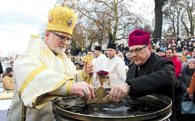 Bp Włodzimierz Juszczak OSMB oraz bp Jacek Kiciński CMF błogosławią wodę nad Odrą.
