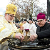 Bp Włodzimierz Juszczak OSMB oraz bp Jacek Kiciński CMF błogosławią wodę nad Odrą.