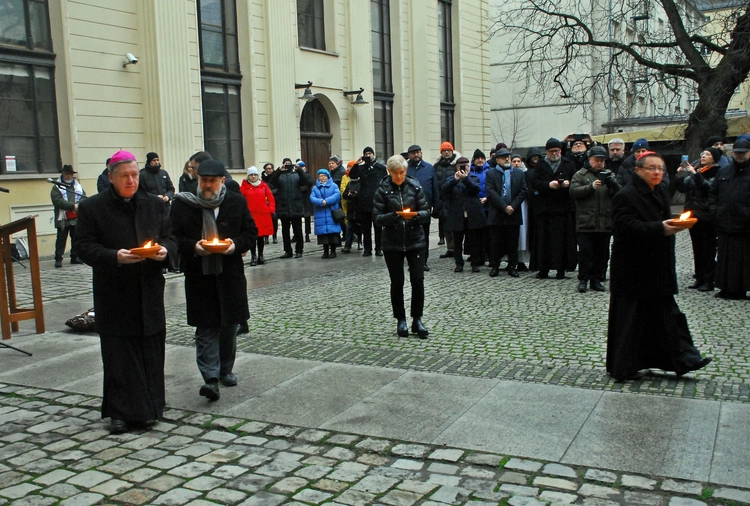 Wspólna modlitwa chrześcijan i Żydów przed synagogą