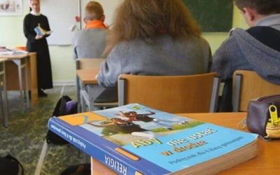 Od 1 września 2025 r. jedna godzina tygodniowa religii lub etyki - minister Nowacka podpisała rozporządzenie