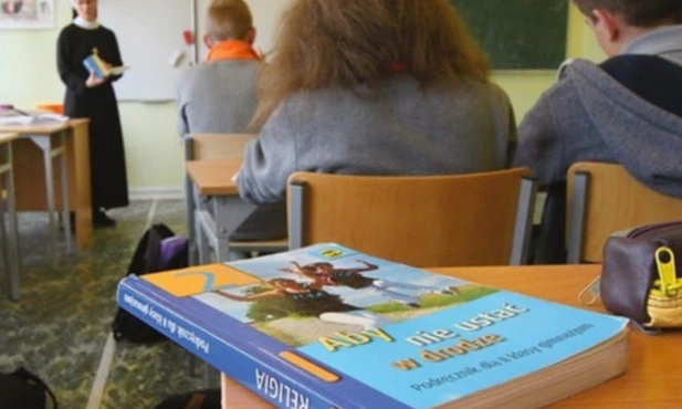 Od 1 września 2025 r. jedna godzina tygodniowa religii lub etyki - minister Nowacka podpisała rozporządzenie