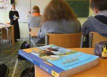 Od 1 września 2025 r. jedna godzina tygodniowa religii lub etyki - minister Nowacka podpisała rozporządzenie