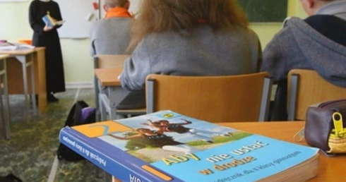 Od 1 września 2025 r. jedna godzina tygodniowa religii lub etyki - minister Nowacka podpisała rozporządzenie