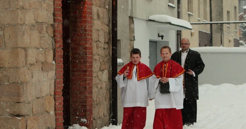 Wrocławscy biskupi o kolędzie: „Gdyby Pan Jezus chodził do ludzi na zaproszenie, to by nigdy z Nazaretu nie wyszedł”.