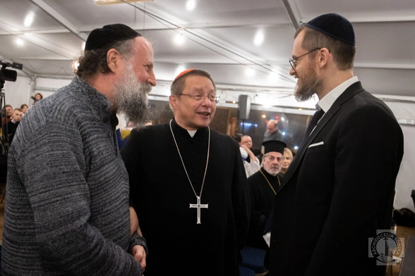 Żydzi i chrześcijanie wspólnie słuchają Ewangelii
