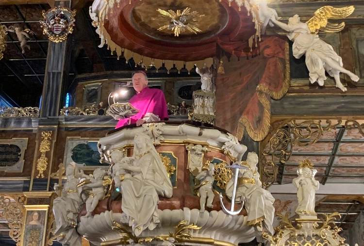 Wierzę w istnienie Boga czy wierzą w Boga?