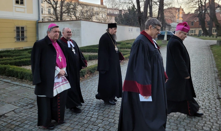 Wierzę w istnienie Boga czy wierzą w Boga?