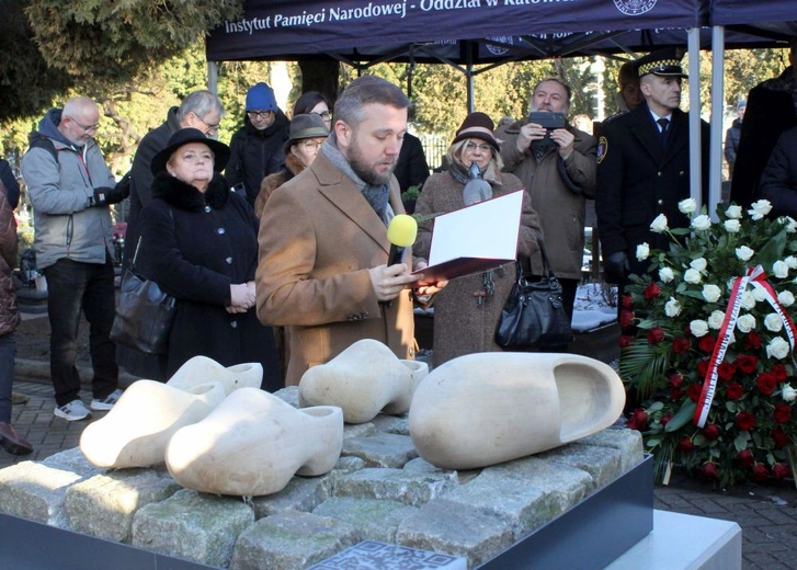 Odsłonięcie monumentu pamięci ofiar marszu śmierci