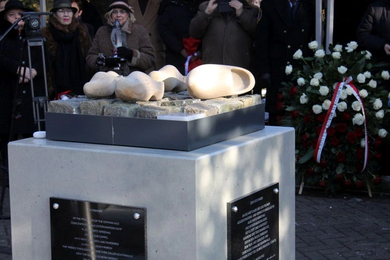 Odsłonięcie monumentu pamięci ofiar marszu śmierci