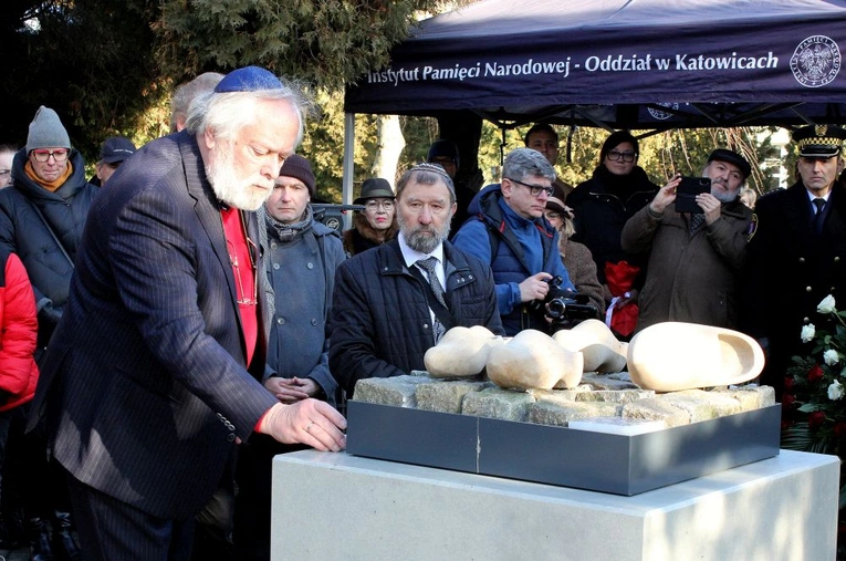 Odsłonięcie monumentu pamięci ofiar marszu śmierci