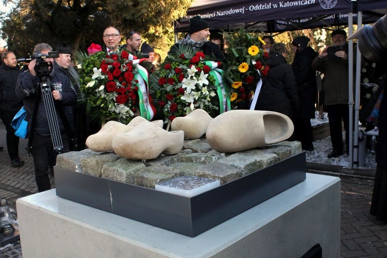 Odsłonięcie monumentu pamięci ofiar marszu śmierci