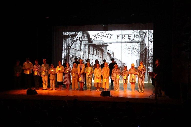 W hołdzie ofiarom Auschwitz