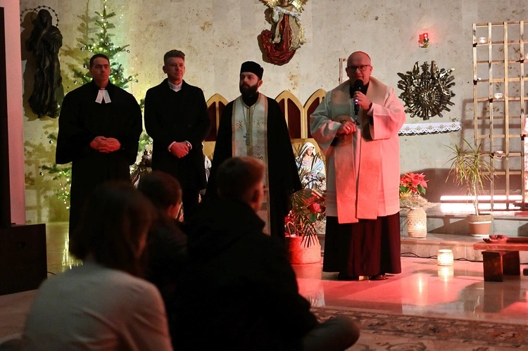 Młodzi wraz z duszpasterzami modlili się o jedność