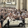 Franciszek na Placu św. Piotra, podczas audiencji generalnej