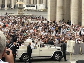 Franciszek na Placu św. Piotra, podczas audiencji generalnej