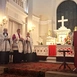 Przywołanie symboliki światła w postaci zapalonych świec.