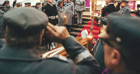 	Hołd ks. Edmundowi oddali m.in. piłsudczycy, których krajowym kapelanem był od 2019 roku.