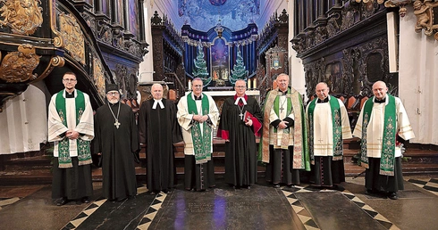 	Przedstawiciele różnych Kościołów w głównej świątyni katolickiej.