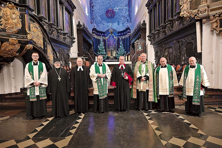 	Przedstawiciele różnych Kościołów w głównej świątyni katolickiej.