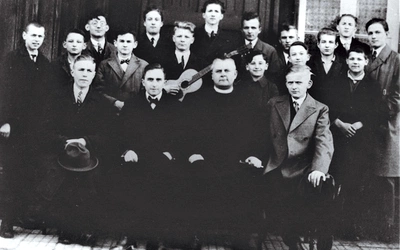 	Rok 1927. Prefekt Miszewski z członkami męskiej Sodalicji Mariańskiej, uczniami GP. 