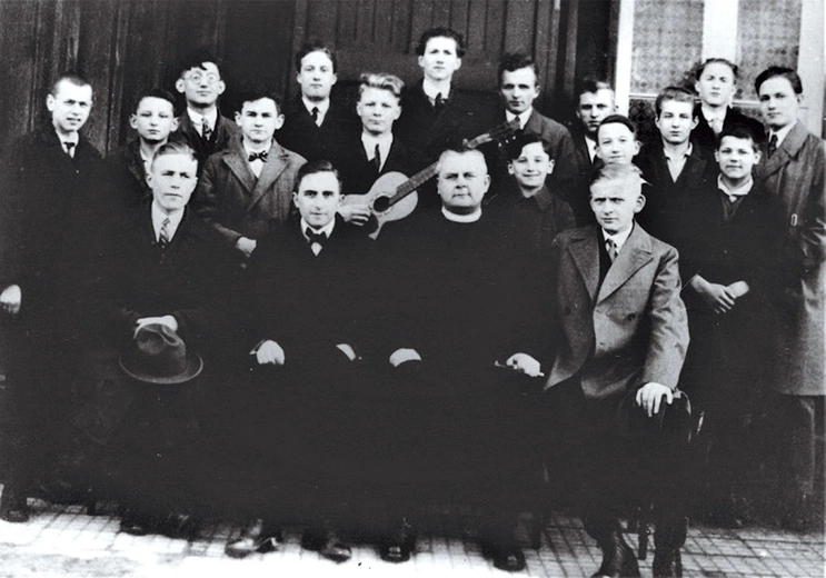 	Rok 1927. Prefekt Miszewski z członkami męskiej Sodalicji Mariańskiej, uczniami GP. 