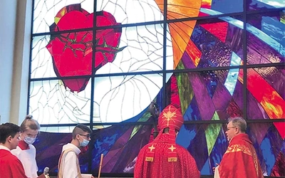 	Witraż NSPJ na frontowej ścianie świątyni.