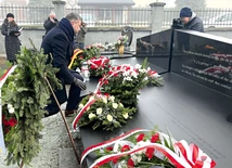 	Kwiaty złożono na mogile pierwszych ofiar morderczej ewakuacji.