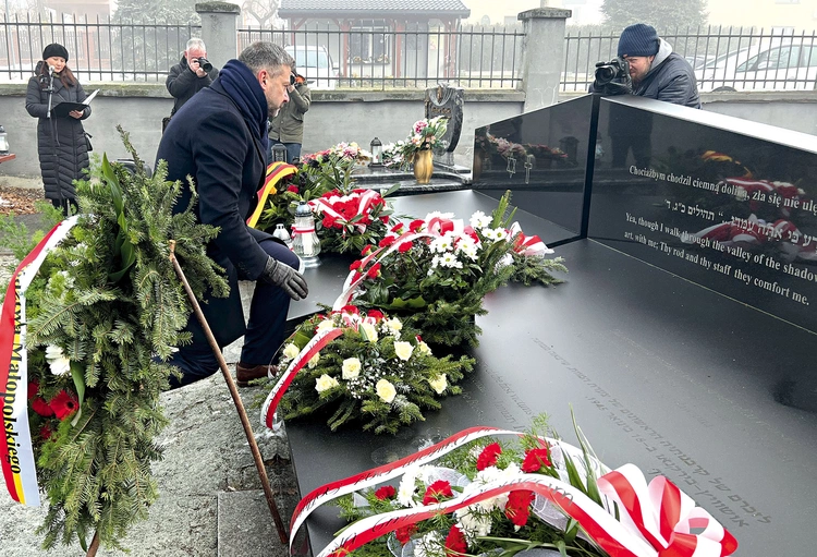 	Kwiaty złożono na mogile pierwszych ofiar morderczej ewakuacji.