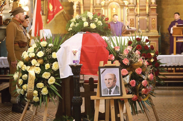 	Modlitwa przy trumnie w sanktuarium św. Jakuba.