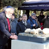 	Lion Tokkie przy monumencie na cmentarzu w Gliwicach-Bojkowie upamiętniającym ofiary Marszu Śmierci.