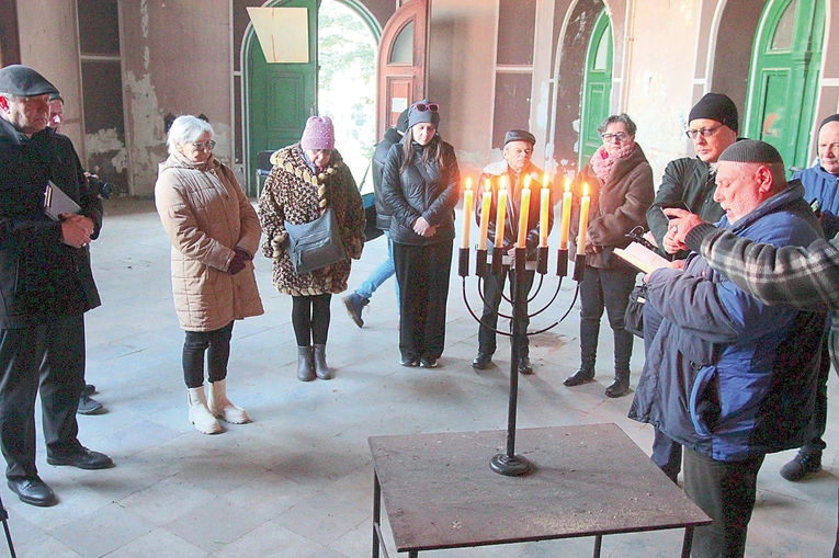 	Miejscem nabożeństwa była kaplica pogrzebowa na żydowskim cmentarzu. 