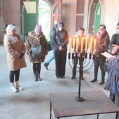 	Miejscem nabożeństwa była kaplica pogrzebowa na żydowskim cmentarzu. 