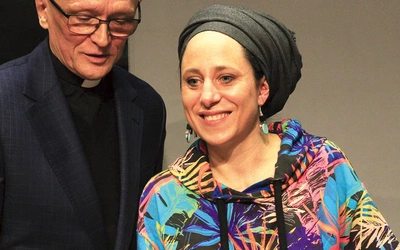 Miriam Synger z ks. Stanisławem Rabiejem.