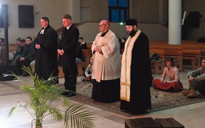 Duchowni razem wypraszali dla młodych ludzi światło Ducha Świętego.