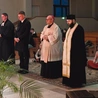 Duchowni razem wypraszali dla młodych ludzi światło Ducha Świętego.
